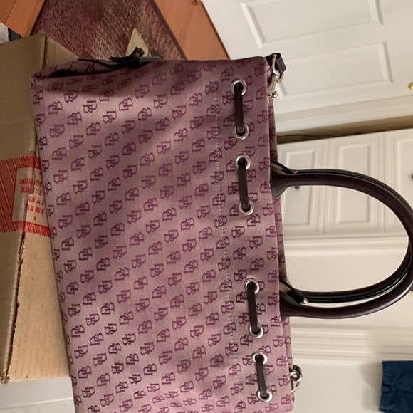 Dooney& Bourke monogram wine satchel with shoulder strap. Never carried - Picture 5 of 7